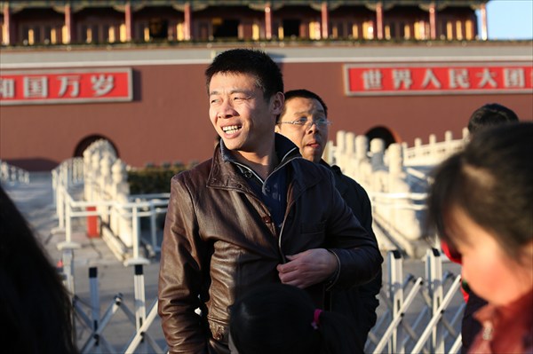 Пекин, китайцы фотографируются на площади